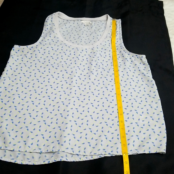 Caslon Scoop neckline sleeveless Pattern Top. Size Mp - Picture 8 of 10